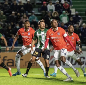 Yúber Mosquera, de cantar con J Balvin a ser el bastión de U. Católica