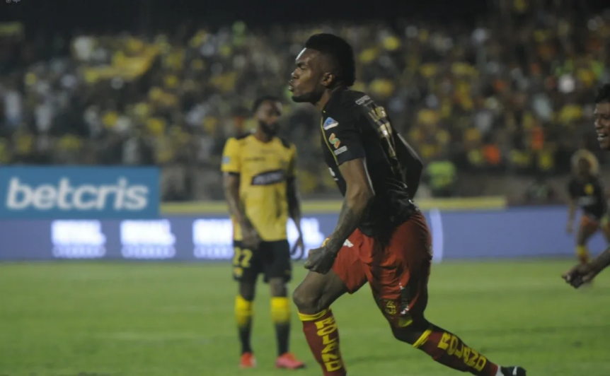 Luis Canga volvió al país para mandar en la zaga del Aucas
